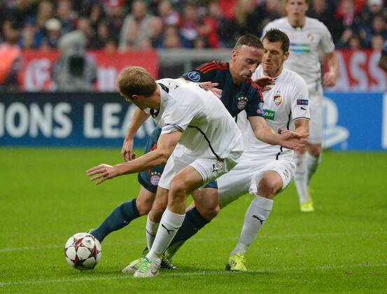 23.10.2013, xjhx, Fussball, Champions League, FC Bayern München - Viktoria Plzen, v.l. Roman Hubnik (Viktoria Pilsen), Marian Cisovsky (Viktoria Pilsen), Franck Ribery (FC Bayern München)