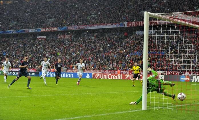 23.10.2013, Fussball Champions League 2013 2014, Vorrunde, 3.Spieltag, FC Bayern München - Viktoria Pilsen, in der Allianzarena München. Franck Ribery (München) erzielt mit diesem Elfmeter das Tor zum 1:0.