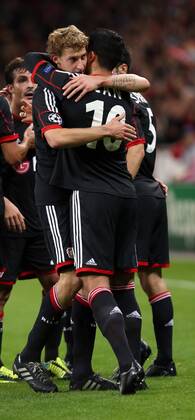 Leverkusen Fußball Champions League Bayer 04 Leverkusen vs. FC Shaktar Donetsk, Torschütze Stefan Kiessling (LEV) jubelt über sein Tor zum 1:0, rechts Emre Can