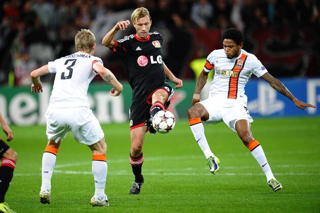 Fußball Champions League Gruppenphase 3. Spieltag Bayer Leverkusen - Schachtjor Donezk am 23.10.2013 in der BayArena in Leverkusen Tomas Hübschmann ( Donezk ), links - Simon Rolfes ( Leverkusen ), mitte - Luiz Adriano ( Donezk ), rechts