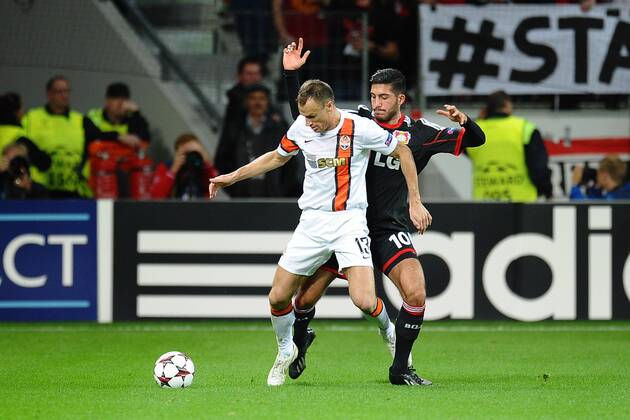 Fußball Champions League Gruppenphase 3. Spieltag Bayer Leverkusen - Schachtjor Donezk am 23.10.2013 in der BayArena in Leverkusen Vyacheslav Shevchuk ( Donezk ), vorne - Emre Can ( Leverkusen ), hinten