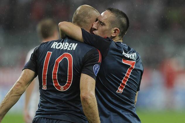 Franck RIBERY (Bayern München) mit Arjen ROBBEN (Bayern München) nach Tor zum 1-0 durch Elfmeter,Strafstoss. FC Bayern München-FC Viktoria Pilsen. Fussball Champions League,Vorrunde,Gruppenphase,Gruppe D,3.Spieltag am 23.10.2013. AL L I A N A R E N A