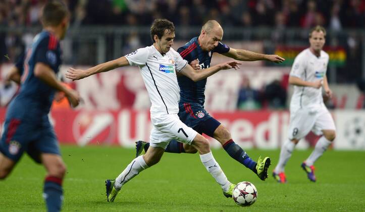 FC Bayern Munich vs FC Viktoria Plzen Champion s League soccer match, 3rd round, group D, Munich, Germany, October 23, 2013. From left Martin Zeman of Plzen and Arjen Robben of Munich. (CTKxPhoto MichalxKamaryt) CTKPhotoP201310230861101  _KMT9919