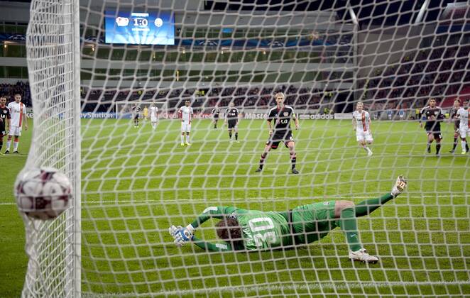 Simon ROLFES (LEV hinten) schiesst per Elfmeter das Tor zum 2:0, gegen Torwart Andriy PYATOV (Donezk), AKtion, Fussball Champions League, Vorrunde, 3. Spieltag, Bayer 04 Leverkusen (LEV) - Schachtar Donezk, am 23.10.2013 in Leverkusen Deutschland.