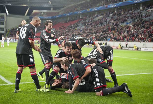 Jubeltraube LEV nach dem Tor zum 2:0 durch Simon ROLFES (unten), mit v.l. Sidney SAM, Gonzalo CASTRO, Giulio DONATI, Emir SPAHIC, Stefan KIESSLING, Heung-Min SON, Fussball Champions League, Vorrunde, 3. Spieltag, Bayer 04 Leverkusen (LEV) - Schachtar Donezk, am 23.10.2013 in Leverkusen Deutschland.