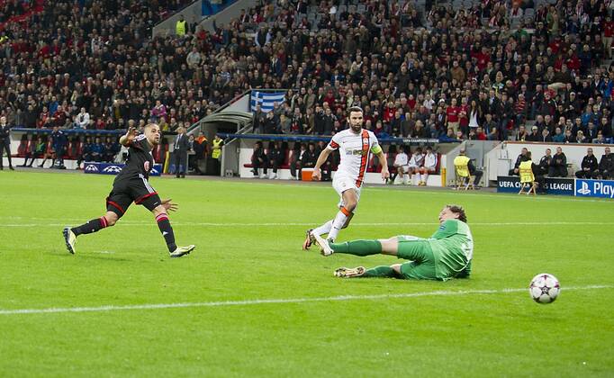 Sidney SAM l. (LEV) schiesst das Tor zum 3:0, gegen Torwart Andriy PYATOV r. (Donezk), AKtion, Fussball Champions League, Vorrunde, 3. Spieltag, Bayer 04 Leverkusen (LEV) - Schachtar Donezk, am 23.10.2013 in Leverkusen Deutschland.