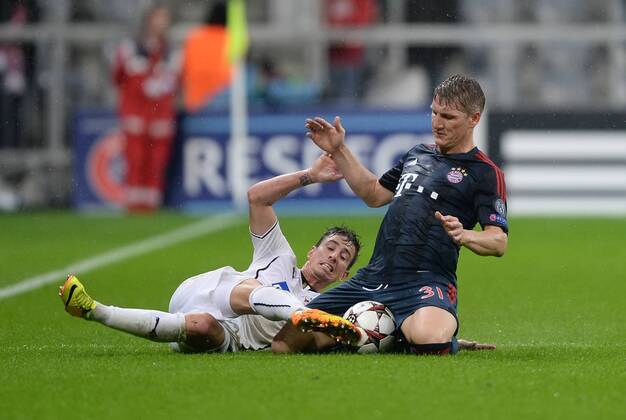 FUSSBALL CHAMPIONS LEAGUE SAISON 2013 2014 Vorrunde FC Bayern München - FC Viktoria Pilsen 23.10.2013 Bastian Schweinsteiger (re, FC Bayern München) gegen Milan Petrzela (li, Viktoria Pilsen ) 