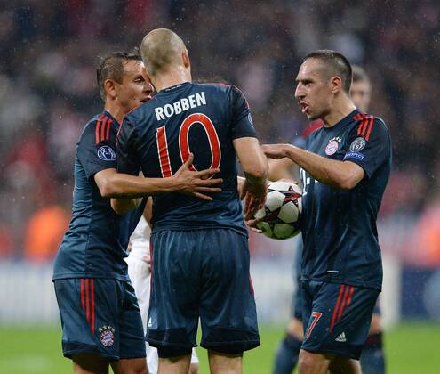 FUSSBALL CHAMPIONS LEAGUE SAISON 2013 2014 Vorrunde FC Bayern München - FC Viktoria Pilsen 23.10.2013 Arjen Robben (Mitte, FC Bayern München) will keinen Elfmeter schiessen, Rafinha (li, FC Bayern München) und Franck Ribery (FC Bayern München) wollen ihn Überreden 
