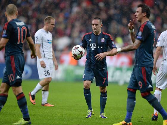 FUSSBALL CHAMPIONS LEAGUE SAISON 2013 2014 Vorrunde FC Bayern München - FC Viktoria Pilsen 23.10.2013 Arjen Robben (li, FC Bayern München) will keinen Elfmeter schiessen er zeigt auf Franck Ribery (Mitte, FC Bayern München) mit Ball 