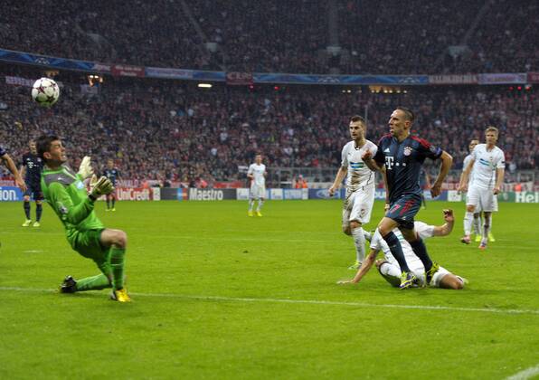 23.10.2013, Fussball Champions League 2013 2014, Vorrunde, 3.Spieltag, FC Bayern München - Viktoria Pilsen, in der Allianzarena München. Franck Ribery (re, München) erzielt mit diesem gefühlvollen Lupfer über Torwart Matus Kozacik (Pilsen) das Tor zum 3:0.