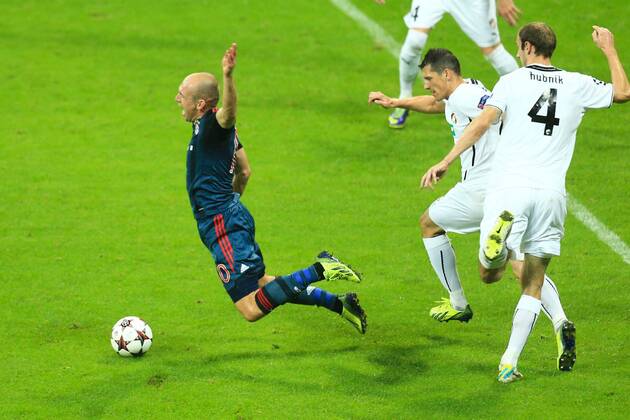 23.10.2013, Fussball Champions League 2013 2014, Vorrunde, 3.Spieltag, FC Bayern München - Viktoria Pilsen, in der Allianzarena München. Arjen Robben (Bayern) wird in der 25.Minute gefoult, Franck Ribery verwandelt den anschliessenden Elfmeter sicher zum 1:0