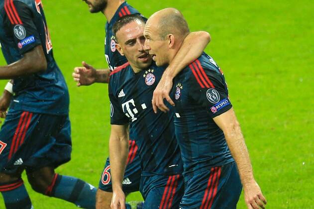23.10.2013, Fussball Champions League 2013 2014, Vorrunde, 3.Spieltag, FC Bayern München - Viktoria Pilsen, in der Allianzarena München. Torjubel der Bayern. v.li: Franck Ribery (München) mit Arjen Robben (Bayern München) nach Riberys Elfmeter.