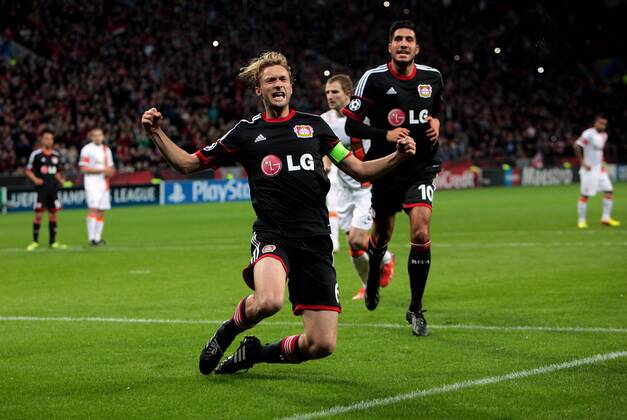 Leverkusen Fußball Champions League Bayer 04 Leverkusen vs. FC Shaktar Donetsk, Jubel über das Tor zum 2:0 durch Torschütze Simon Rolfes (LEV), hinten Emre Can