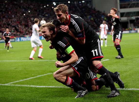 Leverkusen Fußball Champions League Bayer 04 Leverkusen vs. FC Shaktar Donetsk, Jubel über das Tor zum 2:0 durch Torschütze Simon Rolfes (LEV, links), oben Stefan Kiessling