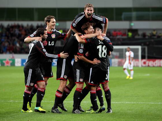 Leverkusen Fußball Champions League Bayer 04 Leverkusen vs. FC Shaktar Donetsk, Jubel über das Tor zum 3:0 Sidney Sam (LEV), v.l. Gonzalo Castro, Philipp Wollscheid, Son Heung-Min, Sidney Sam, Emre Can, oben Stefan Kiessling