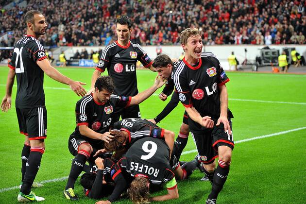 Fußball Champions League Gruppenphase 3. Spieltag Bayer Leverkusen - Schachtjor Donezk am 23.10.2013 in der BayArena in Leverkusen Torjubel zum 2:0 durch Simon Rolfes ( Leverkusen )