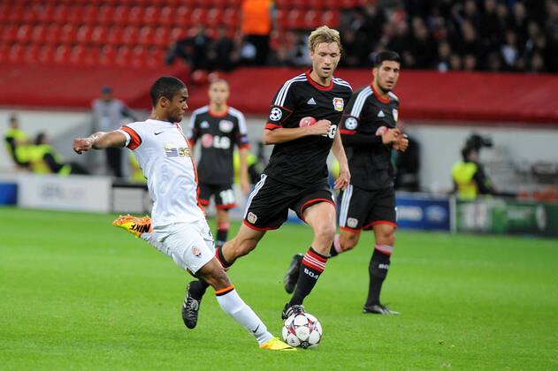 Simon Rolfes ( rechts Bayer 04 Leverkusen ) im Zweikampf mit Douglas Costa ( links Schachtjor Donezk Action Aktion ) 23.10.2013 --- Fussball --- Champions League --- Bayer 04 Leverkusen vs Schachtjor Donezk EP_ttl