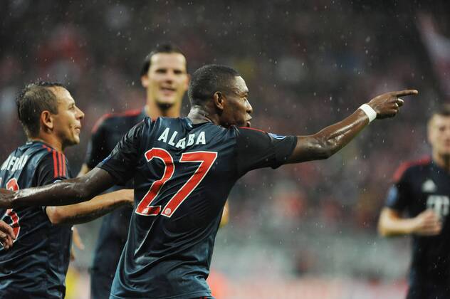 David Alaba (FC Bayern München) zeigt in Richtung Mario Mandzukic (FC Bayern München), nicht im Bild. Bayern München - Viktoria Pilsen, Champions League, Vorrunde, 23.10.2013