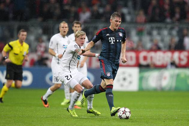 l-r: im Zweikampf, Aktion, mit Frantisek RAJTORAL 27 (FC Viktoria Pilsen) und Bastian SCHWEINSTEIGER 31 (FC Bayern München) FC Bayern München vs. FC Viktoria Pilsen, Fussball, Championsleague, 23.10.2013