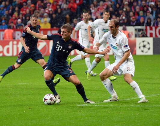 23.10.2013, xjhx, Fussball, Champions League, FC Bayern München - Viktoria Plzen, v.l. Toni Kroos (FC Bayern München), Roman Hubnik (Viktoria Pilsen)