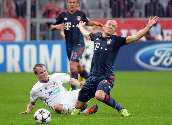 23.10.2013, xjhx, Fussball, Champions League, FC Bayern München - Viktoria Plzen, v.l. David Limberski (Viktoria Pilsen), Arjen Robben (FC Bayern München)