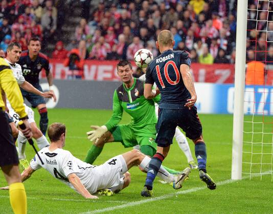 23.10.2013, xjhx, Fussball, Champions League, FC Bayern München - Viktoria Plzen, v.l. Roman Hubnik (Viktoria Pilsen), Matus Kozacik (Viktoria Pilsen), Arjen Robben (FC Bayern München)