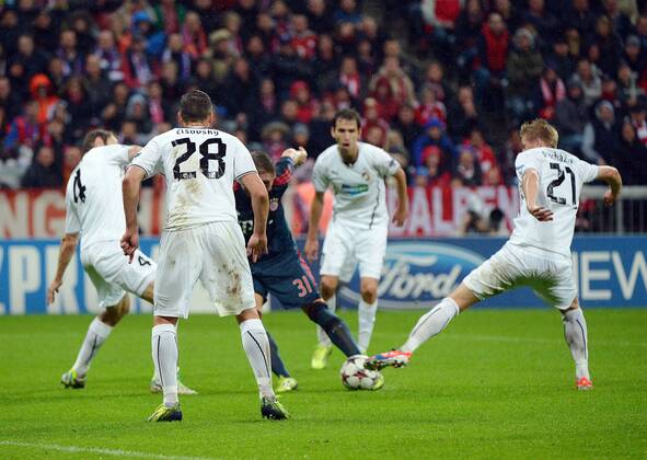 23.10.2013, xjhx, Fussball, Champions League, FC Bayern München - Viktoria Plzen, v.l. Bastian Schweinsteiger (FC Bayern München) Goal scored, Tor zum 4:0