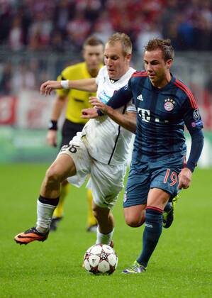 23.10.2013, xjhx, Fussball, Champions League, FC Bayern München - Viktoria Plzen, v.l. Daniel Kolar (Viktoria Pilsen), Mario Götze (FC Bayern München)
