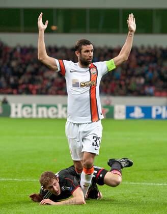 Darijo SRNA (DON) bringt Stefan KIESSLING (amBoden LEV) im Strafraum zu Fall. Darauf erhält Leverkusen den Strafstoss, der zum 2-0 führte. Fussball international UEFA Championsleague, Saison 2013 2014, 3.Gruppenspiel: Bayer 04 Leverkusen - Shakhtar Donetsk in Leverkusen, Deutschland am 23.10.2013,