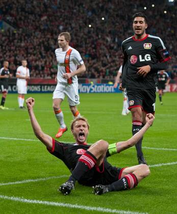 Jubel nach dem Elfmetertor zum 2-0: Torschütze Simon ROLFES (LEV) geht jubelnd auf die Knie. re: Emre CAN (LEV) Fussball international UEFA Championsleague, Saison 2013 2014, 3.Gruppenspiel: Bayer 04 Leverkusen - Shakhtar Donetsk in Leverkusen, Deutschland am 23.10.2013,