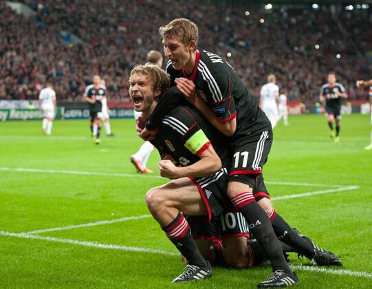 Jubel nach dem Elfmetertor zum 2-0: Torschütze Simon ROLFES jubelt mit Stefan KIESSLING (r beideLEV) Fussball international UEFA Championsleague, Saison 2013 2014, 3.Gruppenspiel: Bayer 04 Leverkusen - Shakhtar Donetsk in Leverkusen, Deutschland am 23.10.2013,