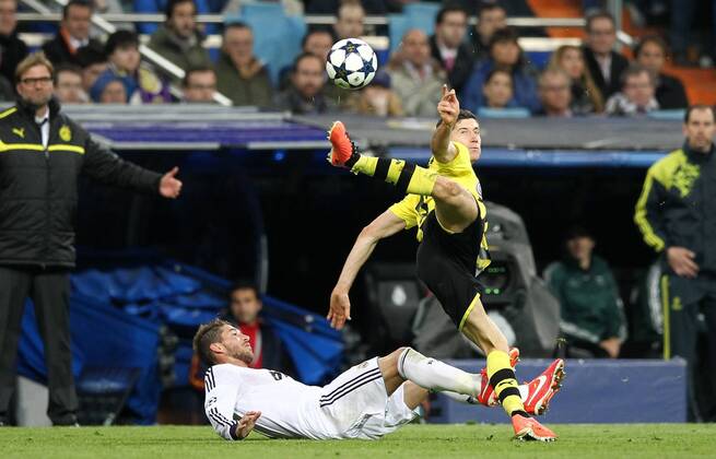 Dienstag 30.04.2013, Fussball UEFA Champions League Saison 12 13 Halbfinale rueckspiel in Madrid, Real Madrid CF - BV Borussia Dortmund, Sergio Ramos (Real Madrid) gegen Robert Lewandowski (BVB) DeFodi001