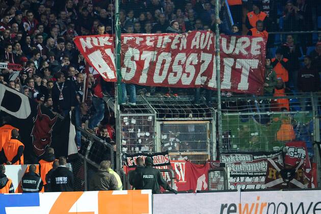 Fußball 2. Bundesliga 12.Spieltag: 1. FC Kaiserslautern am 28.10.2013 im rewirpower Stadion. Banner der Fans aus Kaiserslautern