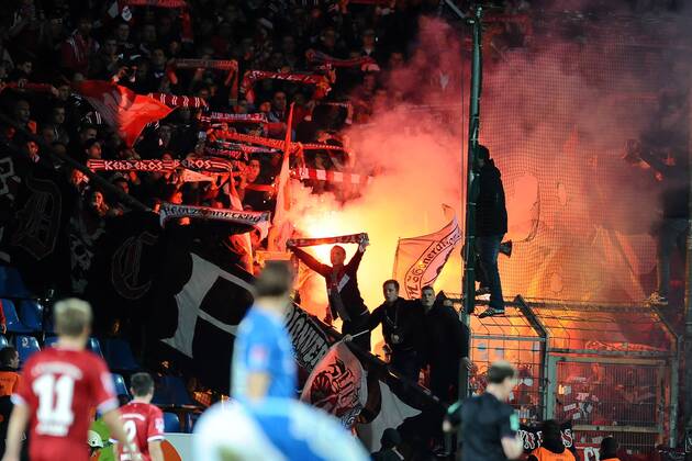 Fußball 2. Bundesliga 12.Spieltag: 1. FC Kaiserslautern am 28.10.2013 im rewirpower Stadion. Die Fans von Kaiserslautern haben Bengalos gezündet