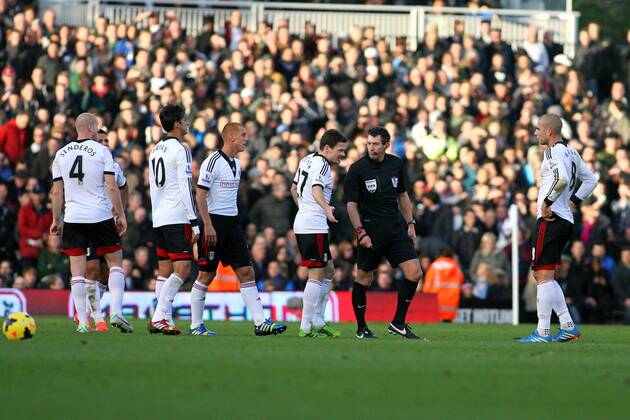 Football - 2013 2014 Premier League - Fulham vs. Manchester United The Fulham players surround Referee Mr Lee Probert after a free kick wasn t given before Manchester United scored there second goal at Craven Cottage Colorsport Shaun Boggust 