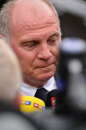 Praesident Uli Hoeness (FC Bayern Muenchen) nach der Ankunft in Pilsen Pressekonferenz, FC Viktoria Pilsen vs. Bayern Muenchen, Champions League, Vorrunde, 04.11.2013 EP_BHR