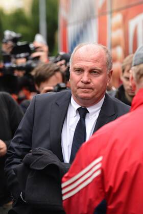 Praesident Uli Hoeness (FC Bayern Muenchen) nach der Ankunft in Pilsen Pressekonferenz, FC Viktoria Pilsen vs. Bayern Muenchen, Champions League, Vorrunde, 04.11.2013 EP_BHR