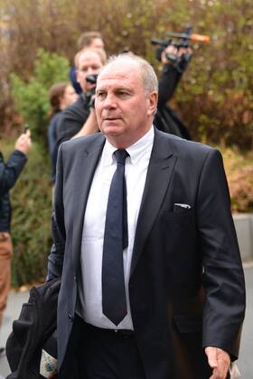 Praesident Uli Hoeness (FC Bayern Muenchen) nach der Ankunft in Pilsen Pressekonferenz, FC Viktoria Pilsen vs. Bayern Muenchen, Champions League, Vorrunde, 04.11.2013 EP_BHR