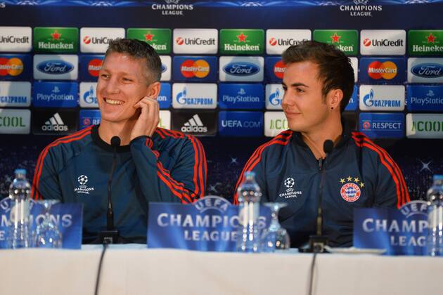 Bastian Schweinsteiger (li.) und Mario Goetze (beide FC Bayern Muenchen) zur Pressekonferenz Pressekonferenz, FC Viktoria Pilsen vs. Bayern Muenchen, Champions League, Vorrunde, 04.11.2013 EP_BHR