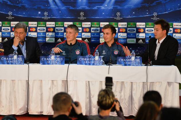 Bastian Schweinsteiger (li.) und Mario Goetze (beide FC Bayern Muenchen) zur Pressekonferenz Pressekonferenz, FC Viktoria Pilsen vs. Bayern Muenchen, Champions League, Vorrunde, 04.11.2013 EP_BHR