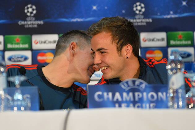 Bastian Schweinsteiger (li.) und Mario Goetze (beide FC Bayern Muenchen) zur Pressekonferenz Pressekonferenz, FC Viktoria Pilsen vs. Bayern Muenchen, Champions League, Vorrunde, 04.11.2013 EP_BHR