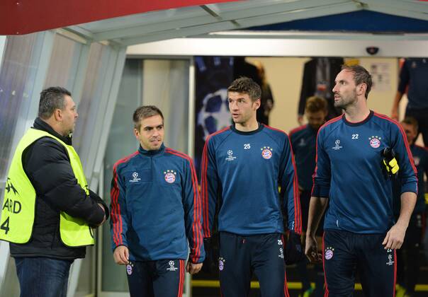Philipp Lahm (li.), Thomas Mueller (Mitte) und Torwart Tom Starke (alle FC Bayern München) Abschlusstraining, FC Viktoria Pilsen vs. Bayern München, Champions League, Vorrunde, 04.11.2013 EP_bhr