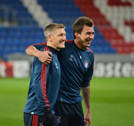 Bastian Schweinsteiger (li.) und Mario Mandzukic (re., beide FC Bayern München) Abschlusstraining, FC Viktoria Pilsen vs. Bayern München, Champions League, Vorrunde, 04.11.2013 EP_bhr
