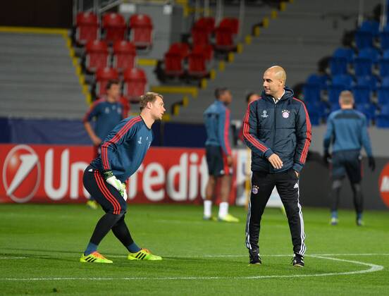 Torwart Manuel Neuer (FC Bayern München) li. und Trainer Pep Guardiola (FC Bayern München) re. Abschlusstraining, FC Viktoria Pilsen vs. Bayern München, Champions League, Vorrunde, 04.11.2013 EP_bhr