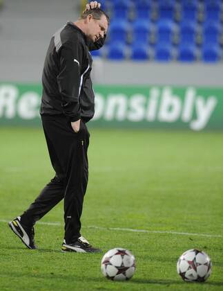 FC Viktoria Plzen coach Pavel Vrba (middle) pictured during training on November 4, 2013 in Pilsen, Czech Republic ahead of the 4th round Group D Champions League match FC Viktoria Plzen vs FC Bayern Munich. (CTKxPhoto PetrxEret) CTKPhotoP201311040744901  ert 1 3