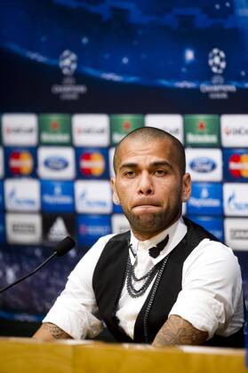 FC Barcelona s Daniel Alves attends a press conference at Camp Nou Stadium in Barcelona. November 5, 2013.  (20131105066)