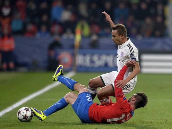 Michal Duris (Plzen, in red) and Mario Götze (Bayern) are pictured during their 4th round of the Champions League group D soccer match FC Viktoria Plzen vs. FC Bayern Munich in Pilsen, Czech Republic, November 5, 2013. (CTKxPhoto MichalxKamaryt) CTKPhotoP201311050836301  _KMT4447