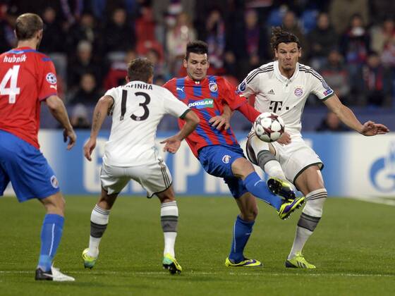 Left to right: Roman Hubnik (Plzen), Rafinha (Bayern), Michal Duris (Plzen) and Daniel van Buyyten (Bayern) are pictured prior to the 4th round of the Champions League group D soccer match FC Viktoria Plzen vs. FC Bayern Munich in Pilsen, Czech Republic, November 5, 2013. (CTKxPhoto MichalxKamaryt) CTKPhotoP201311050836201  _KMT4369