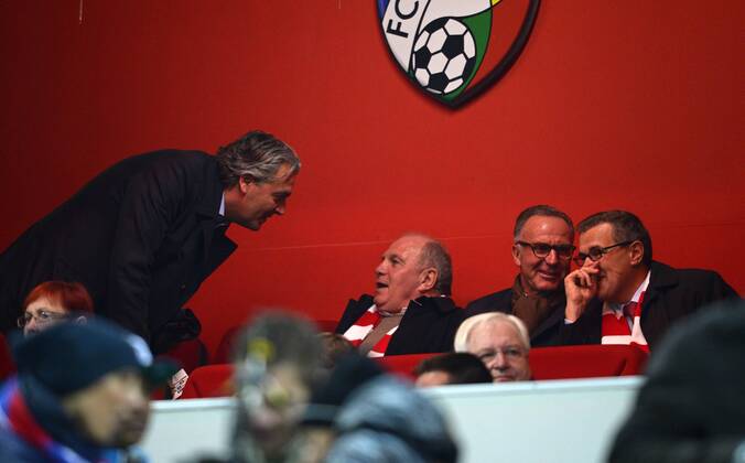 05.11.2013, Fussball Champions League 2013 2014, Vorrunde, 4.Spieltag, FC Viktoria Pilsen - FC Bayern München, in der Doosan Arena Pilsen (Tschechische Republik). v.li: Präsident Uli Hoeneß (München, Höness, Höneß, Hoeness, Hoeneß) und Vorstandsvorsitzender Karl-Heinz Rummenigge (München) auf der Ehrentribüne. re: Finanzvorstand Jan-Christian Dreesen (Bayern München). li aussen: USA-Beauftragter vom FC Bayern.