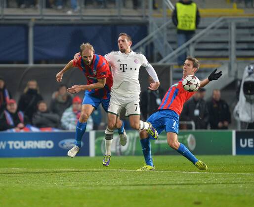 Roman Hubnik (FC Victoria Pilsen) li.,Franck Ribery (FC Bayern München) Mitte und Tomas Horava (FC Victoria Pilsen) re. FC Viktoria Pilsen vs. FC Bayern München, Champions League, Vorrunde, 05.11.2013 EP_bhr